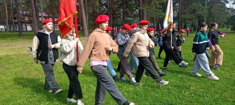 Юнармейцы школы 64 приняли участие в военно-спортивная игре "Зарница".